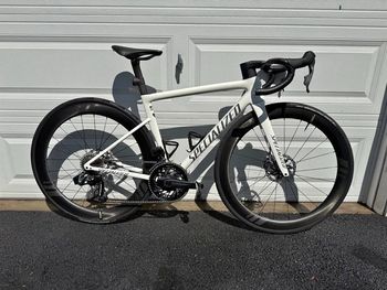 Brugt 2025 Specialized Tarmac SL8 Size 52 Gloss Dune White / Black Pearl Over Ashen 2025 Specialized Tarmac SL8 Size 5 2025 Road & Gravel