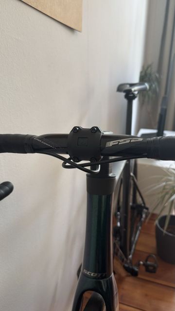 Used Scott Addict 20 2024 2024 Road & Gravel, Green — image 10 of 10