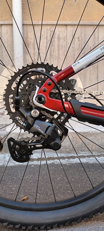 Used Trek Marlin+ 6 2024 2024 Mountainbike, Red, 27.5, 29 — image 3 of 5