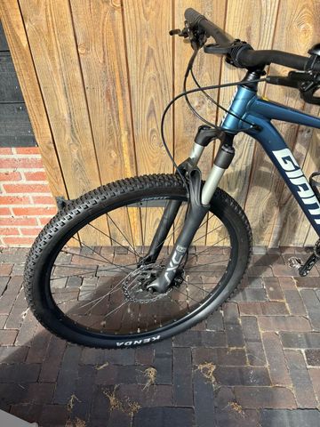 Used Giant Talon 0 2022 2022 Mountainbike, Blue, 27.5, 29 — image 4 of 8