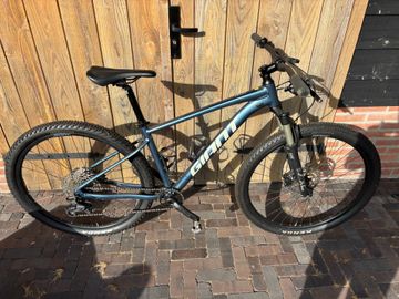 Used Giant Talon 0 2022 2022 Mountainbike, Blue, 27.5, 29 — image 1 of 8