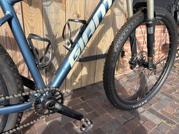 Used Giant Talon 0 2022 2022 Mountainbike, Blue, 27.5, 29 — image 7 of 8