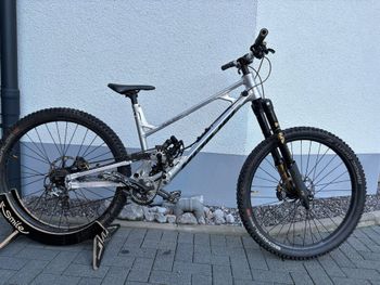 Nicolai Custom Shimano Saint 2023 Mountainbike usato, Grigio chiaro — immagine 2 di 8