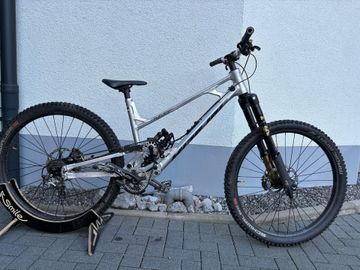 Used Nicolai Custom Shimano Saint 2023 Mountainbike, Light Gray — image 2 of 8