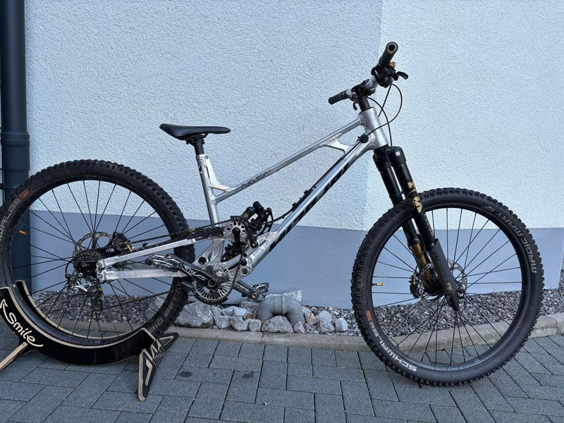 Used Nicolai Custom Shimano Saint 2023 Mountainbike, Light Gray — image 2 of 8