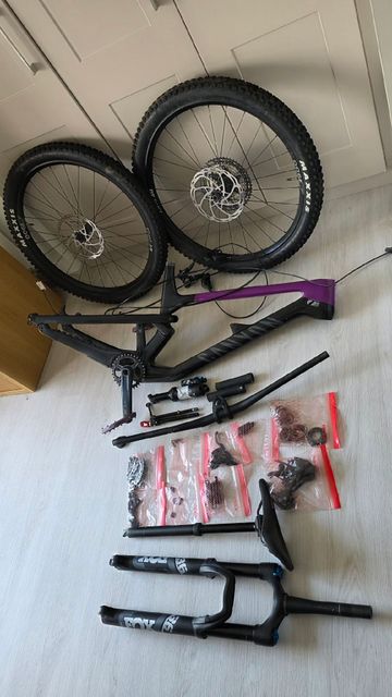 Tweedehands Canyon Spectral CF 7 2024 2024 Mountainbike — afbeelding 2 van 30