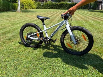 Used Specialized Riprock 20 2022 2022 Youth, White — image 1 of 5