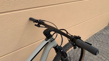 Canyon Lux Trail CF 7 2022 2022 Mountainbike usato, Grigio chiaro — immagine 6 di 9