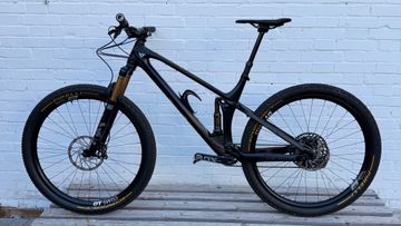 YT Industries Izzo SRAM X01 Eagle 2021 Mountainbike usato, Nero — immagine 2 di 6