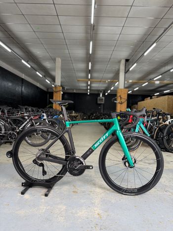 Używany Scott Addict RC Di2 Aston Martin 2024 Road & Gravel