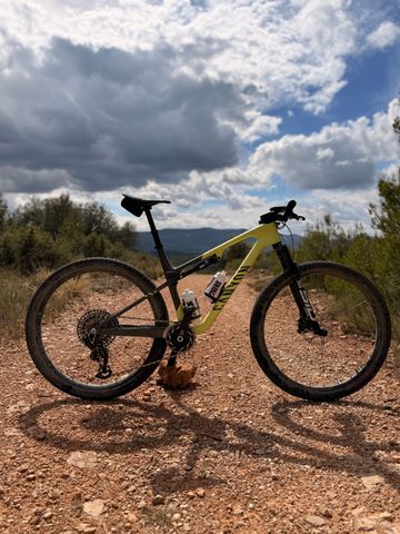 Brugt Canyon Lux World Cup 2025 MTB