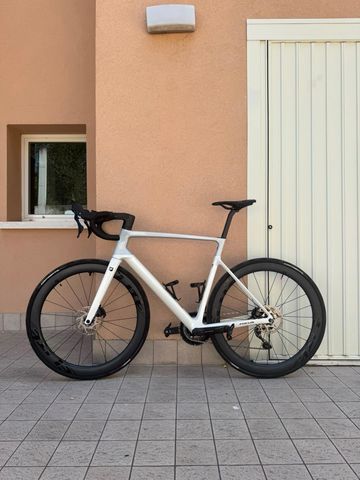 Brugt Focus IZALCO MAX 8.7 2024 2024 Road & Gravel — billede 1 af 10