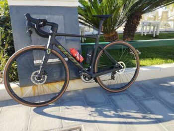 Scott Addict RC 10 2023 2023 Road & Gravel usato, Verde — immagine 2 di 3
