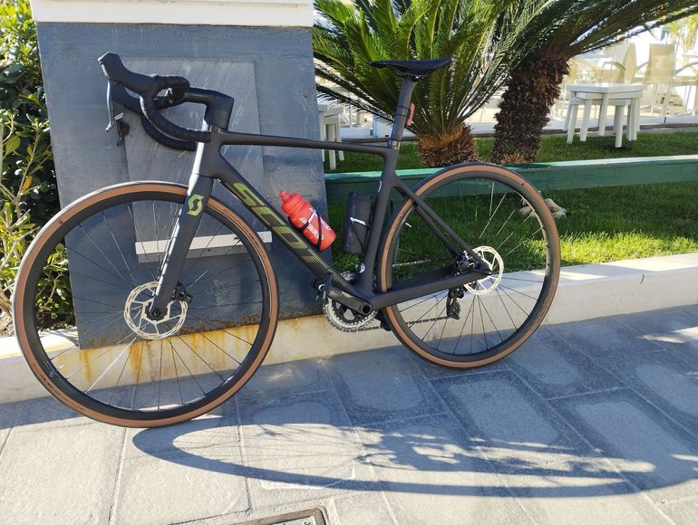 Scott Addict RC 10 2023 2023 Road & Gravel usato, Verde — immagine 2 di 3