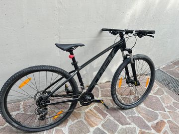 Used Trek Marlin 5 2021 2021 Mountainbike, Black, 27.5, 29 — image 6 of 9