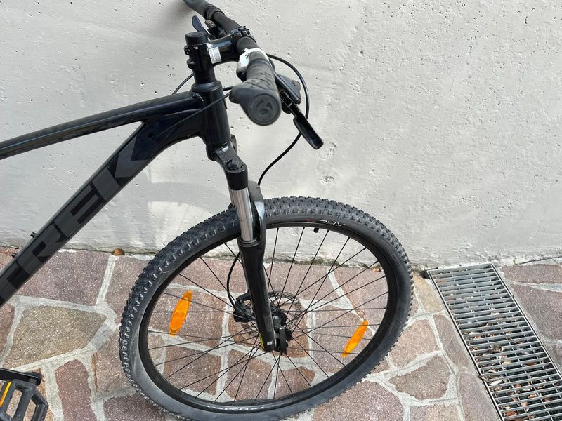Used Trek Marlin 5 2021 2021 Mountainbike, Black, 27.5, 29 — image 2 of 9