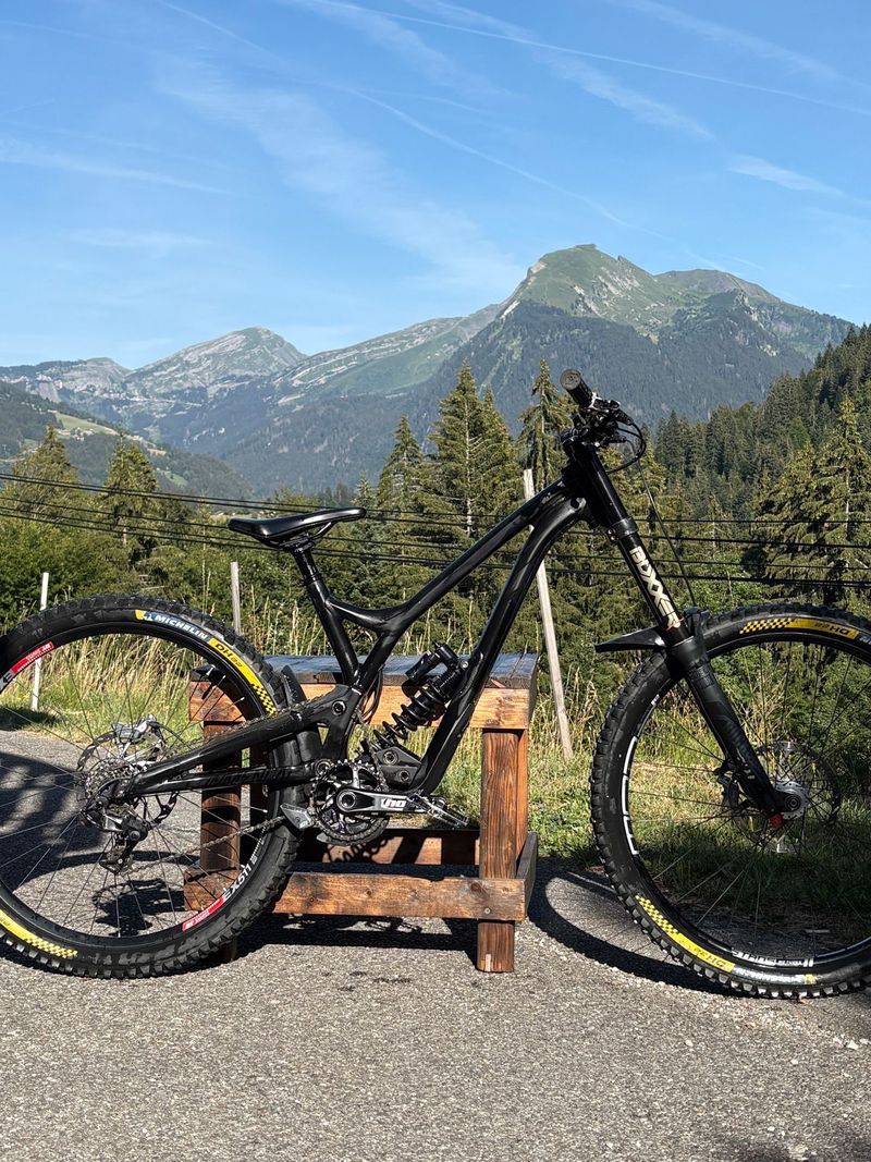 Commencal SUPREME DH V4.2 ESSENTIAL 650B 2018 2018 MTB d'occasion