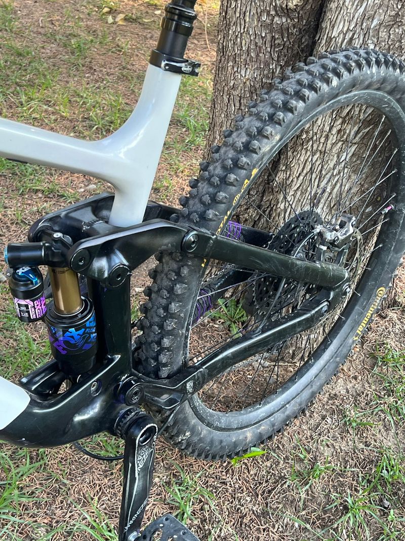 Used Vitus sommet Custom Shimano Deore 2023 Mountainbike, White — image 2 of 4