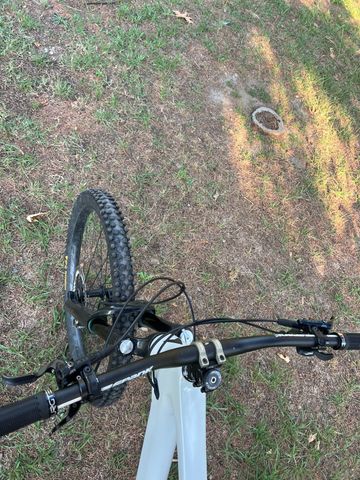 Used Vitus sommet Custom Shimano Deore 2023 Mountainbike, White — image 3 of 4