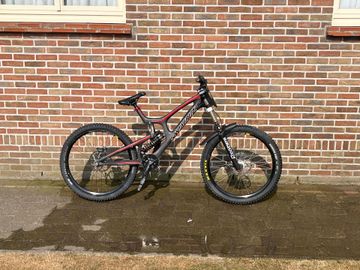 Used Santa Cruz V10 Shimano ZEE 2014 Mountainbike, Red — image 2 of 10