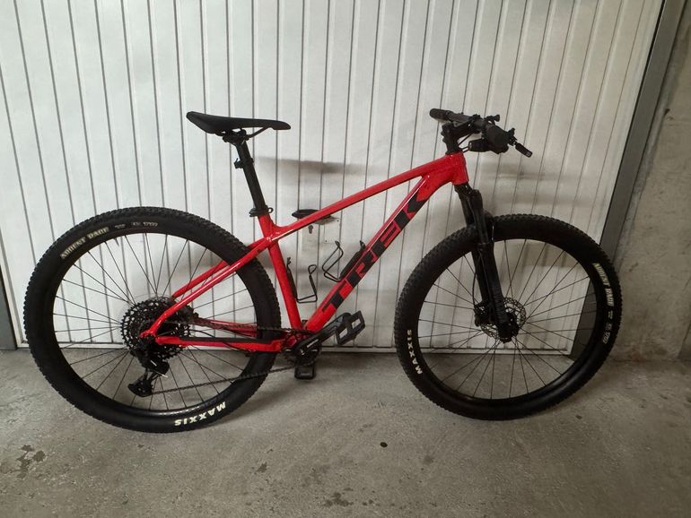 Trek Marlin 8 2022 2022 Mountainbike de segunda mano, Rojo — imagen 2 de 8