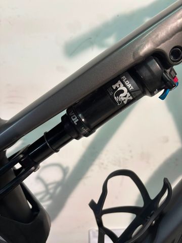 Used Commencal META TR ESSENTIAL 2 2022 2022 Mountainbike, Light Gray, 29 — image 12 of 14