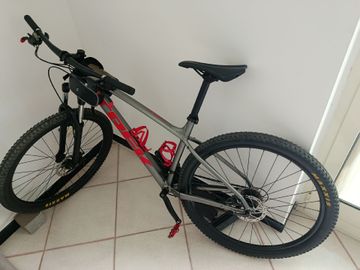 Used Trek Marlin 4 2022 2022 Mountainbike, Light Gray, 29 — image 2 of 6