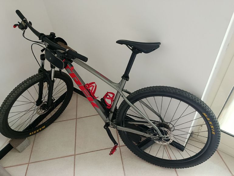 Trek Marlin 4 2022 2022 Mountainbike usato, Grigio chiaro — immagine 2 di 6