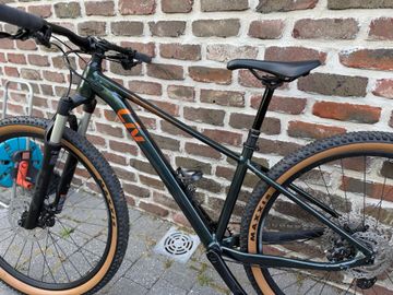 Used Liv Custom Shimano Deore 2025 Mountainbike, Green — image 2 of 6