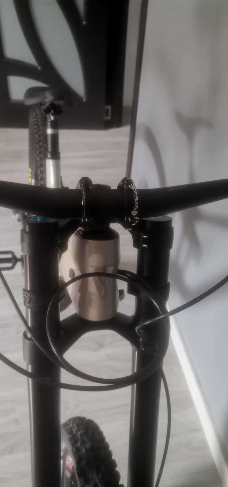 Used Giant Glory Advanced 2024 2024 Mountainbike, Black, 29, 27.5 — image 7 of 9