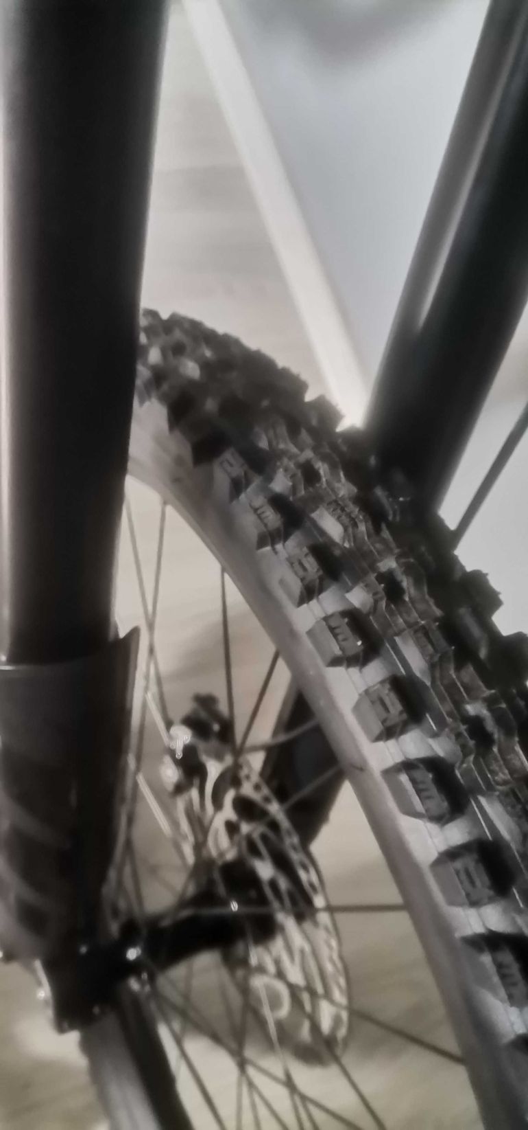 Used Giant Glory Advanced 2024 2024 Mountainbike, Black, 29, 27.5 — image 8 of 9