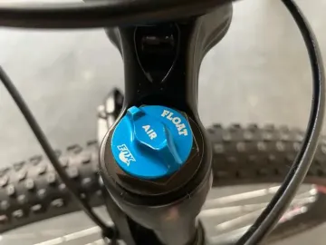 Used Liv Obsess Advanced 1 2017 Mountainbike, Purple — image 6 of 7