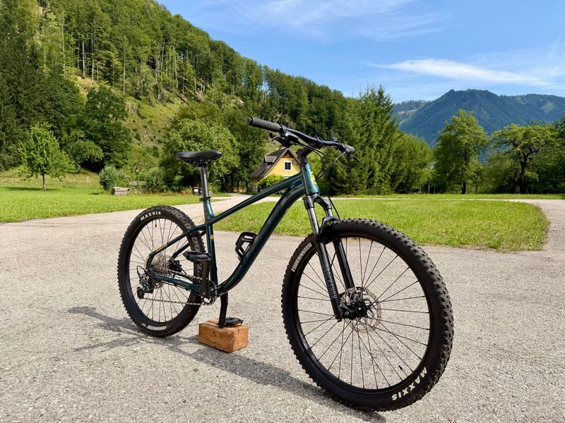Used Kona Cinder cone Shimano Deore 2022 Mountainbike, Green — image 1 of 12