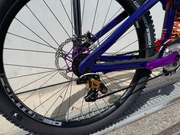Used Giant Glory Advanced 2025 2025 Mountainbike, Red — image 3 of 6