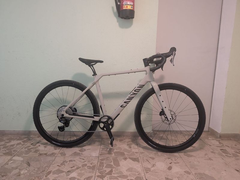 Canyon Grizl CF 7 2026 2026 Road & Gravel usato, Bianco — immagine 1 di 3