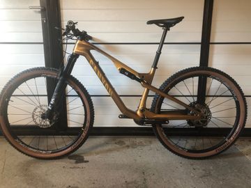Käytetty Canyon Lux Trail CF 8 2024 2024 MTB