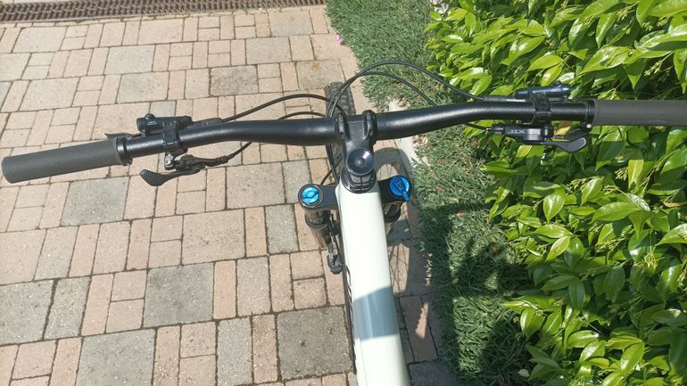 Used Specialized Stumpjumper Comp 2022 2022 Mountainbike, White, 29 — image 3 of 8