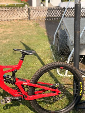 Brugt Santa Cruz V10 SRAM GX 2024 2024 Mountainbike — billede 2 af 5