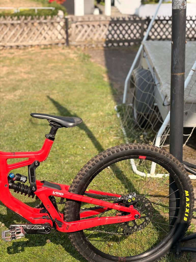 Brugt Santa Cruz V10 SRAM GX 2024 2024 Mountainbike — billede 2 af 5