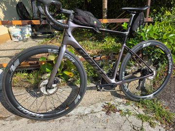 Giant Defy Advanced Pro 2 Di2 2023 2023 Road & Gravel usato, Viola — immagine 3 di 6