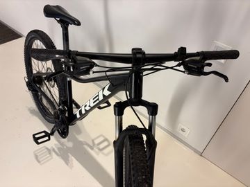 Used Trek Marlin 4 2022 2022 Mountainbike, Black, 27.5, 29 — image 7 of 8