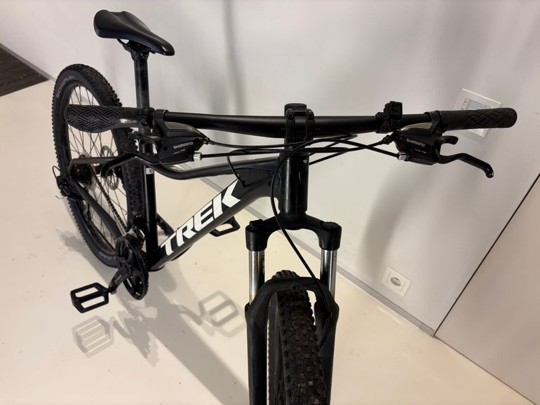 Used Trek Marlin 4 2022 2022 Mountainbike, Black, 27.5, 29 — image 7 of 8
