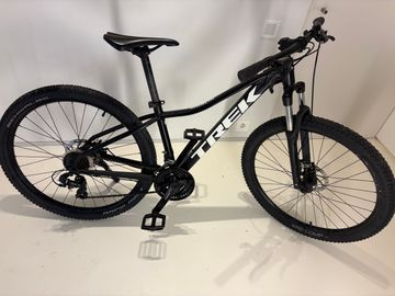 Used Trek Marlin 4 2022 2022 Mountainbike, Black, 27.5, 29 — image 5 of 8