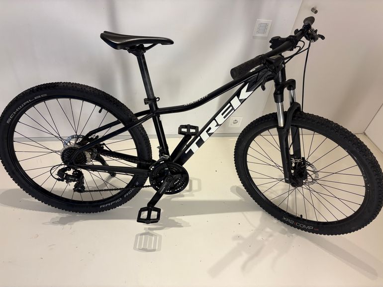 Used Trek Marlin 4 2022 2022 Mountainbike, Black, 27.5, 29 — image 5 of 8