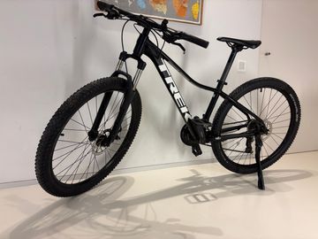 Used Trek Marlin 4 2022 2022 Mountainbike, Black, 27.5, 29 — image 2 of 8