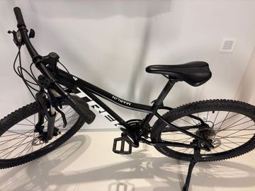 Used Trek Marlin 4 2022 2022 Mountainbike, Black, 27.5, 29 — image 3 of 8