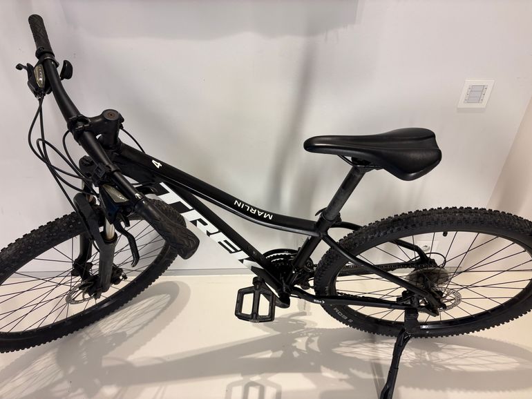 Used Trek Marlin 4 2022 2022 Mountainbike, Black, 27.5, 29 — image 3 of 8
