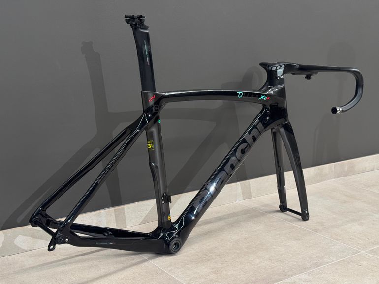 Używany Bianchi Oltre XR4 Frame Kit 2023 Frameset 2023 Road & Gravel — zdjęcie 2 z 9