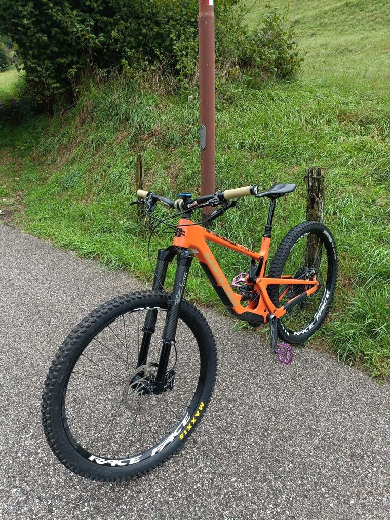 Brugt Santa Cruz HIGHTOWER R / Carbon C / 29 2022 Frameset 2022 Mountainbike — billede 2 af 6