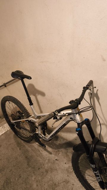 Used Transition Spire 2023 Mountainbike, Light Gray — image 2 of 5